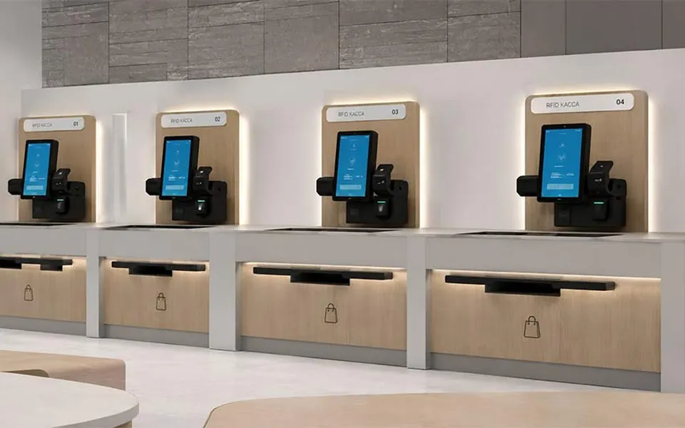 Ряд RFID-касс самообслуживания в магазине